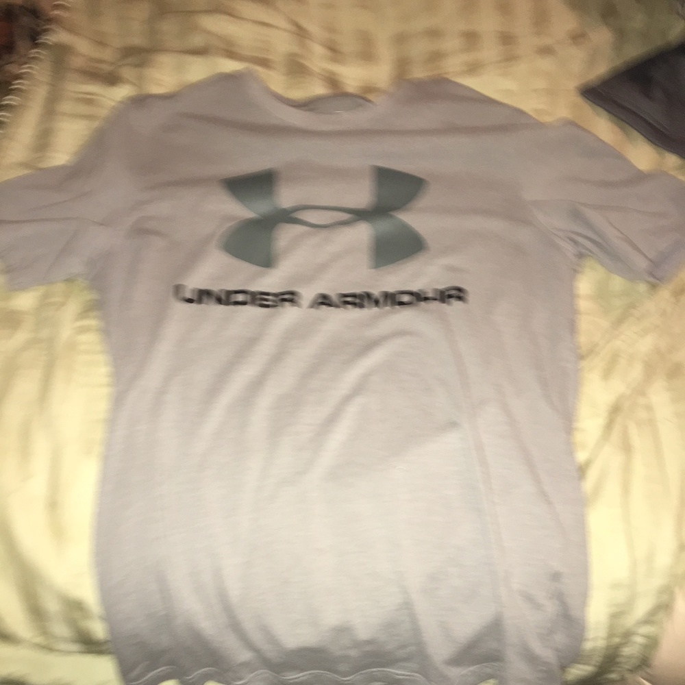 Underarmour Tshirt Men Size SMALL Grey